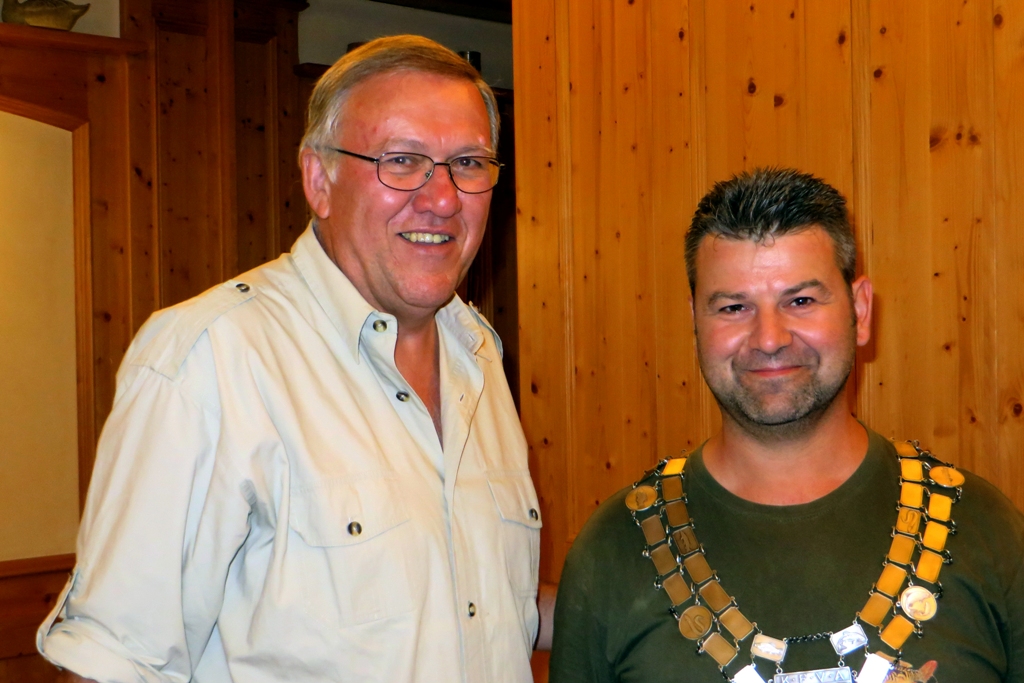 Königsfischen: Vorstand Rudolf Heinrich (links) mit dem neuen Fischerkönig Christian Goldstein.